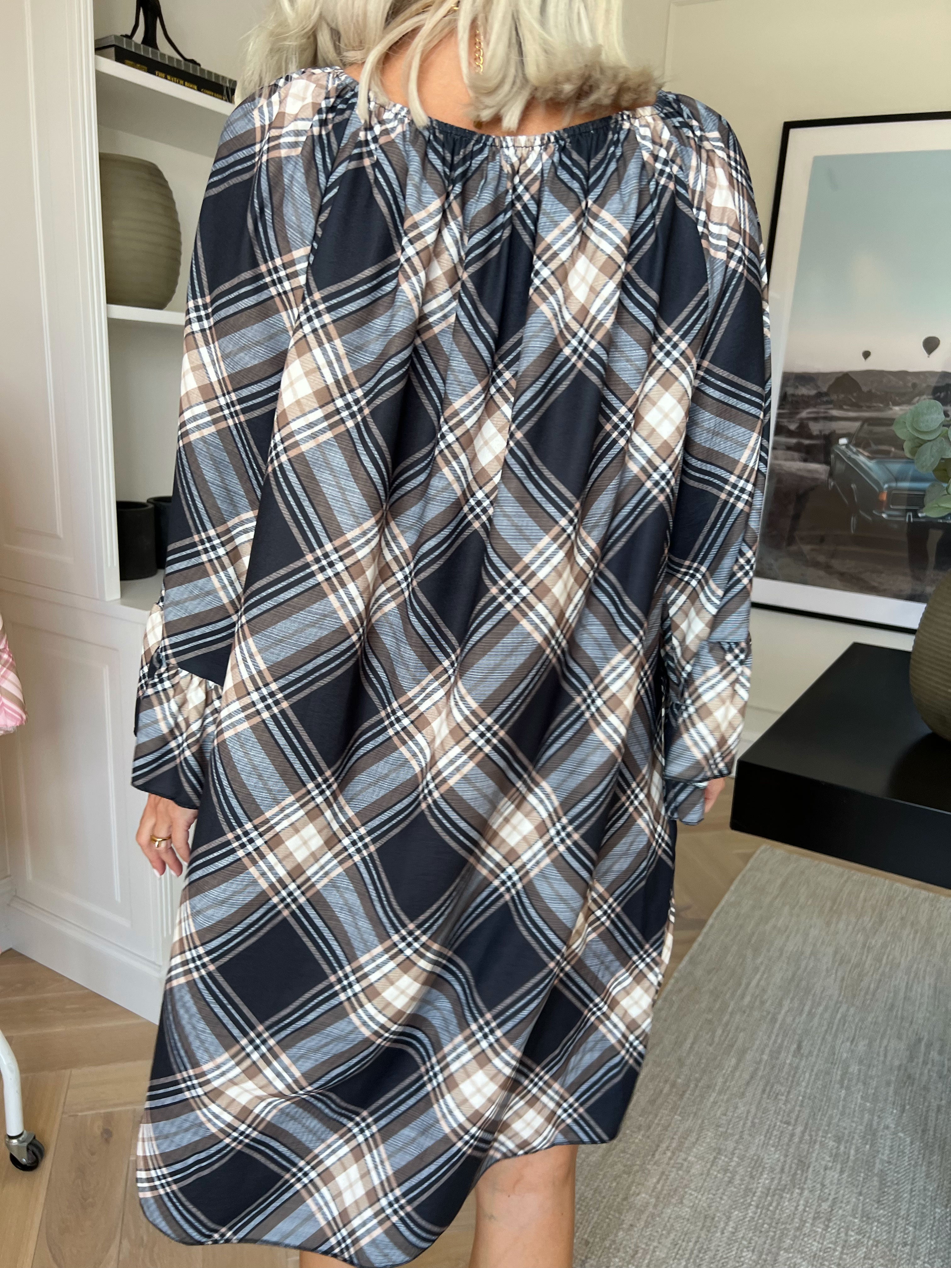 Nubia - Ternet kjole i viskoseblanding med fine flæseærmer